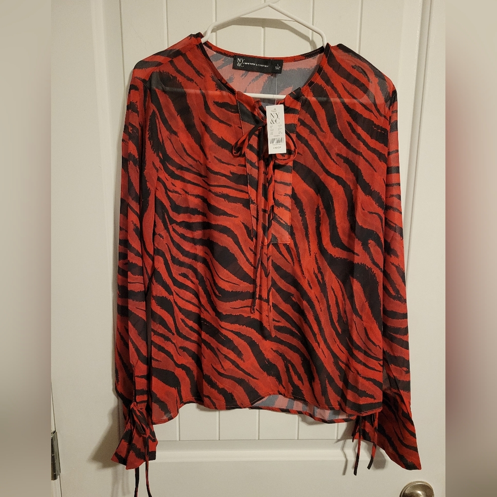 New York and Company Red and Black Animal Print Top NWT Size Large ❤️